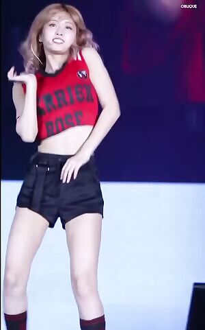 TWICE - Momo