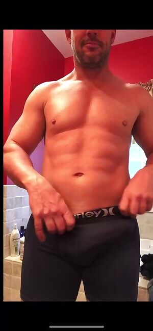 45, 210 lbs, 5 of it dick😂