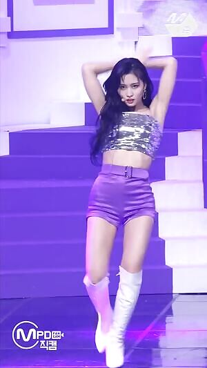 TWICE - Momo