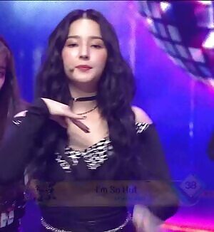 Momoland - Nancy feat. Yeonwoo