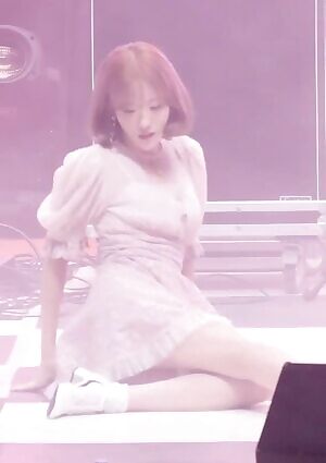 WJSN - Luda's eye contact, Dayoung's boobies & Yeonjung's thickness