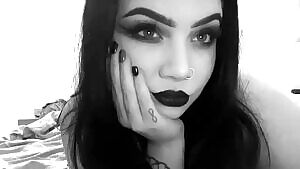 I really like black and white filters recently 👽