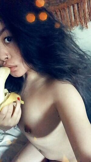 i’m hungry . someone feed me ? ☺️