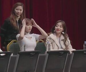 Twice - Momo & Jihyo