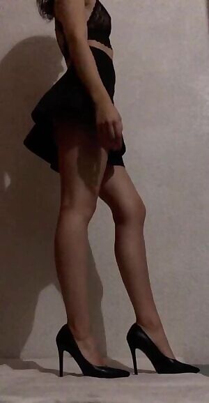 Short skirt, heels and a little shiny surprise 💎