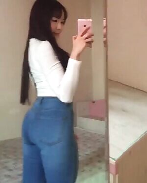 Kang Nyang in blue jeans 😍