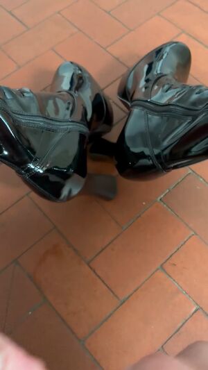 Crossdresser Amateur Boots Crossdressing Cumshot