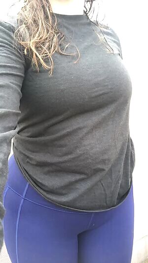 I’m not sure it’s possible to look sexy pulling up leggings, but my body looks nice ✌🏼