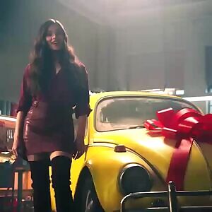 Hi, I'm Hailee Steinfeld and you can lift up my skirt and fuck me raw on this car.