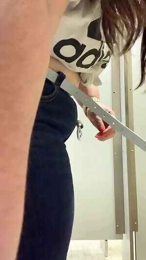 Do y’all like gifs ‘cause they’re a jfc they’re a pain. Anyways then we jeans give me mom butt.