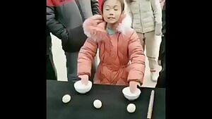 Chinese girl earns money by swindling tourists.. WTF