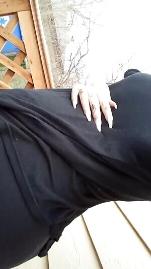 It's too hot out for pants 🖤