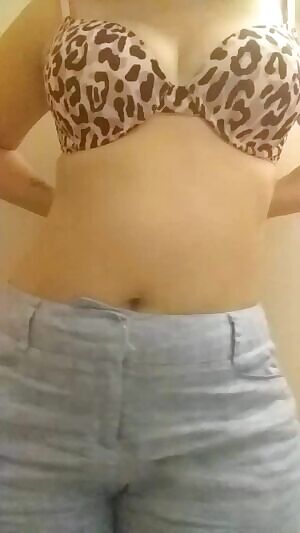 Dropping my titties at work ❤❤