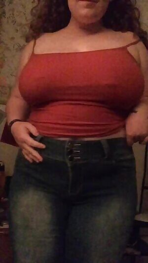 Smiling because it’s Saturday and gd my tits are sexy 😍🔥