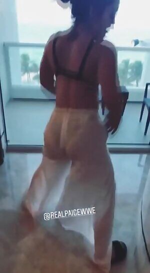 Paige twerking and shaking her ass