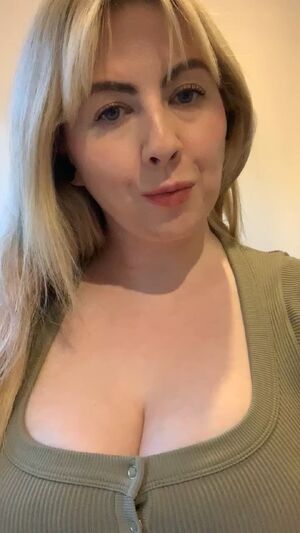 Milfy Melons Amateur Babe Big Tits