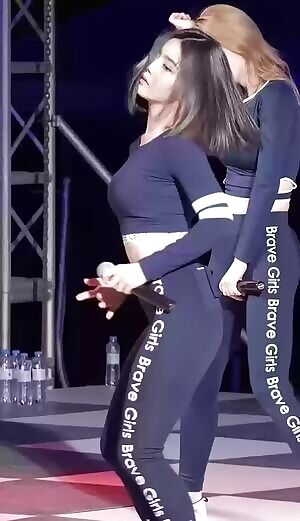 Brave Girls Yuna Petite Body is my Fav