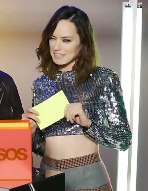 Daisy Ridley's abs are such a turn on. I'd love to cum all over her flat stomach.