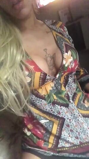 Liah Ferreira lifts up her pretty dress 😍