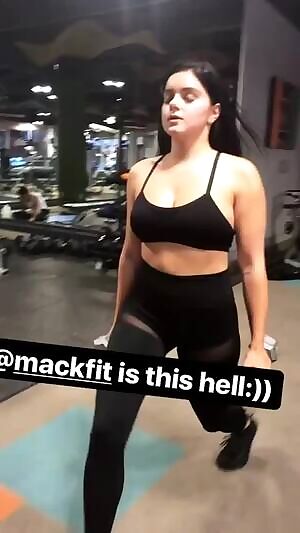 Ariel Winter doing lunges to make her ass even better