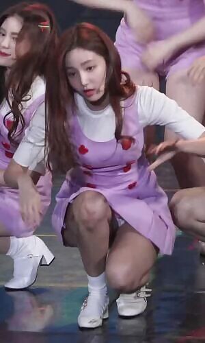 Momoland Yeonwoo in white