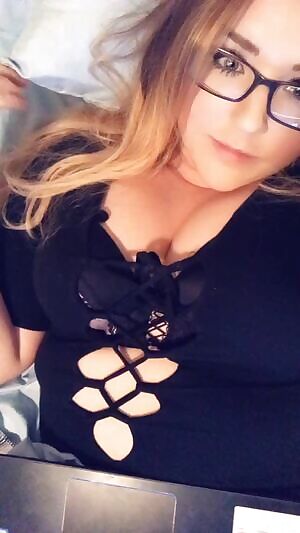 Any love here for big girls in glasses 🙈