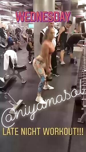 JLo doing squats in the gym