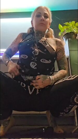 I'm masturbating to/for the men of r/metalgirls
