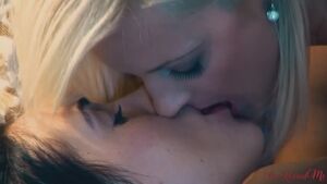 Girls Kissing Amateur Blonde Brunette Close Up