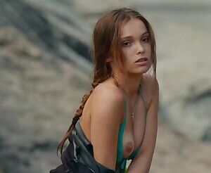 Lola Le Lann with one plot out in Un moment d'égarement