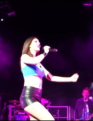 Victoria Justice dancing and showing us her ass wearing tight shorts