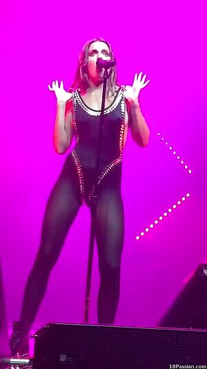 Tove Lo flashing the crowd again