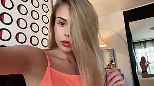 Hottie Showing Her Pussy