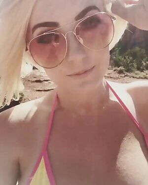 Jessica Nigri cock teasing us into jerking off to her.