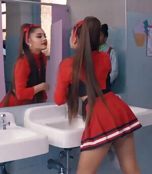 want to bend her over that sink 😌