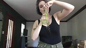 Come wake and bake with a stripper!! I have all sorts of wild stories to share😉. Available for a weekend long and for sessions all day today! Also offering , , and other for-later services kik: lilithsutra