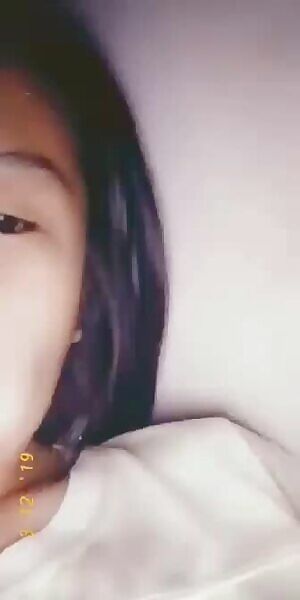 my gf sent me this, idk what is she doing can someonr explain?