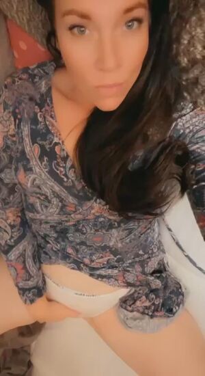 Thirty Plus Cute Fingering MILF Masturbating