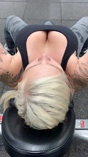 Working on them pecs! ☺️