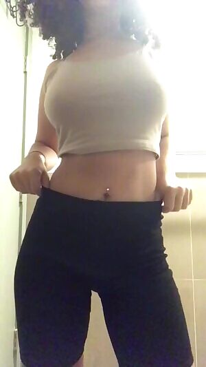 Biracial babe drops her perfect tits