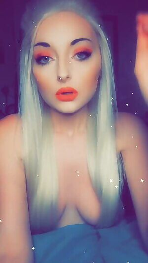 Someone should come get high with me on Snap! I’m so bored lmaooo.