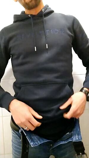 You don't have to ask me twice to see me lower my pants 😉 38M4F