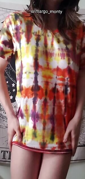 Big shirts hide my boobies so well 🥰 I hope no one notices that I'm not wearing a bra today!