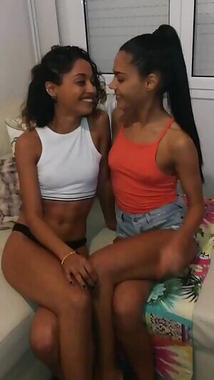 Apolonia Lapiedra & Scarlet