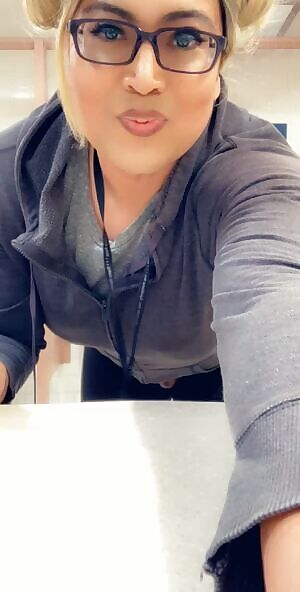 Lets be honest 💁 i can’t really be doing this in the women’s bathroom 😂 that’s why I use the men’s bathroom instead... you walk in and see me... what’s your thought???