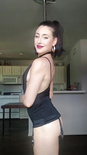 Stripper, Adult Content Creator & MA in Psych. Selling sexy and sex/dating education vids on OF.