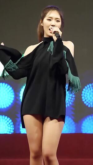 Aurora - Sung Eun Cutie with Nice Legs Shirt Lift Sexy Tummy