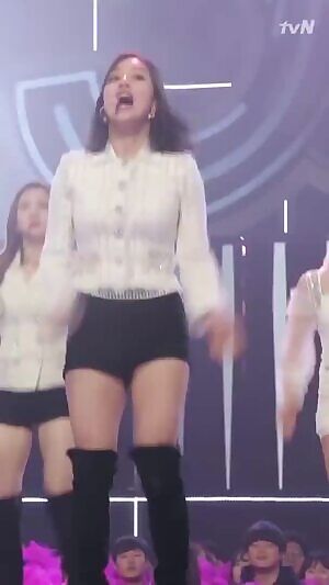 TWICE - Jihyo, Nayeon, Tzuyu