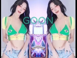 Asian Bikini Bimbo Bouncing Tits Dance